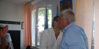 Scandalul politic din Primăria Pârşcoveni a luat sfârşit. Primarul şi viceprimarul au bătut palma, s-au îmbrăţişat şi s-au pupat