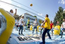 Caravana „Eu sunt 12” ajunge la Caracal. Fostele glorii ale „Generaţiei de aur” vor întreţine distracţia