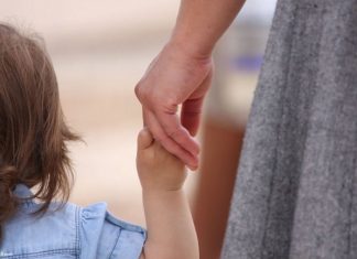 Cincisprezece familii din Olt au adoptat copii mai mari de doi ani și primesc lunar o indemnizație de 1.700 de lei