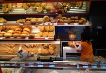 Comercianţi de pâine din Olt, amendaţi de Protecţia Consumatorilor