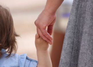 Primul caz de adopţie internaţională din Olt. O fetiţă din cartierul Satul Nou – Slatina urmează să fie adoptată de un cuplu din Suedia