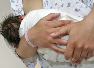 Zeci de minore din Olt, mămici cu acte-n regulă