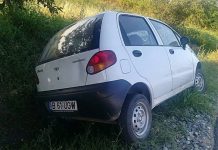 A intrat cu mașina în șanț