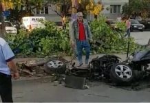 A intrat cu mașina în copac