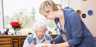 Marea Britanie angajează îngrijitori persoane. Nu se cere experiență şi nici calificare