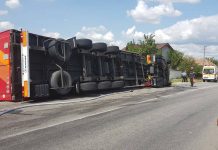 Autocamion răsturnat la Pleșoiu