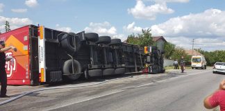 Autocamion răsturnat la Pleșoiu