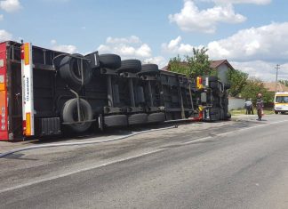 Autocamion răsturnat la Pleșoiu