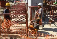 Revoltător: Angajaţi în acte cu două ore, dar în realitate muncesc opt sau zece ore pe zi