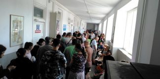 Cozi uriașe la ghișeele pentru pașapoarte