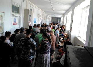 Cozi uriașe la ghișeele pentru pașapoarte