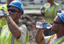 Patronii olteni îşi protejează angajaţii de caniculă