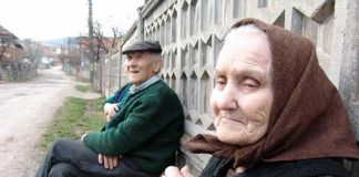Bătrâni cu pensii mizere la Olt