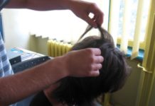 Paduchi în școliile unde elevii ar trebui să lucreze pe tablete