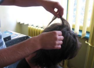 Paduchi în școliile unde elevii ar trebui să lucreze pe tablete