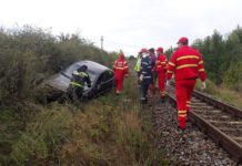 Autoturism răsturnat pe calea ferată la Balş