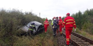 Autoturism răsturnat pe calea ferată la Balş