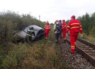 Autoturism răsturnat pe calea ferată la Balş