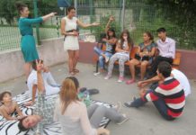 Singuri pe lume, oameni cu suflet le oferă un ajutor