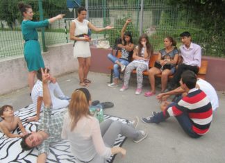 Singuri pe lume, oameni cu suflet le oferă un ajutor