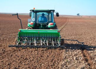 Agricultorii olteni, în plină campanie agricolă de toamnă
