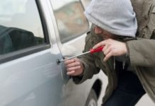 Ce trebuie să faceţi dacă gasiţi o monedă în portiera maşinii