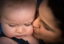 Senatorii au plafonat indemnizaţiile mamelor la 8 500 de RON. Deputaţii, vot final