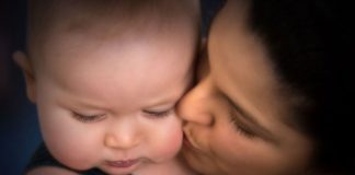 Senatorii au plafonat indemnizaţiile mamelor la 8 500 de RON. Deputaţii, vot final