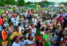 Constantin Enceanu cântă la bâlciul din comuna Vișina Nouă