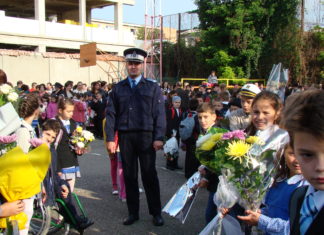 Politiștii olteni, alături de elevi la început de an școlar