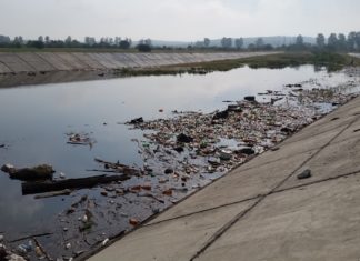 Râul Olt, transformat în groapă de gunoi
