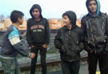 Zeci de copii obligați să cerșească