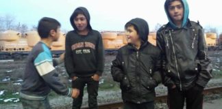 Zeci de copii obligați să cerșească