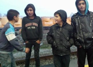 Zeci de copii obligați să cerșească