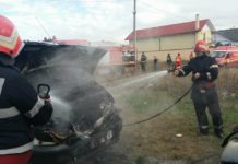 Două dube în flăcări la Curtișoara