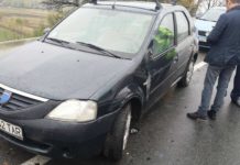 A intrat cu mașina în parapet