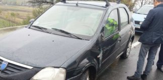 A intrat cu mașina în parapet