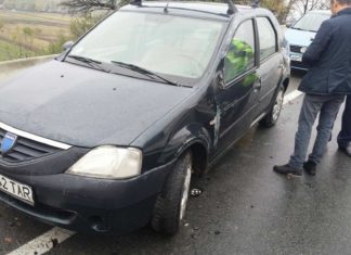 A intrat cu mașina în parapet