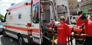 Olt: Autoturism răsturnat în urma exploziei unui pneu