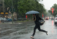 Ploi și vijelii în jumătate de țară