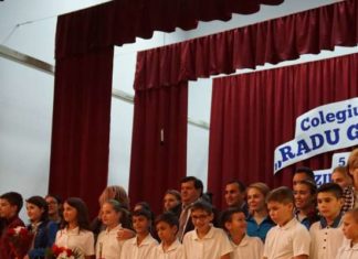 Elevi şi profesori, premiaţi de Consiliul Judeţean