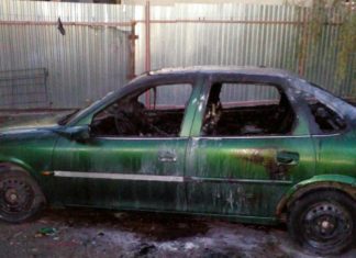 O mașină a luat foc la Jitaru