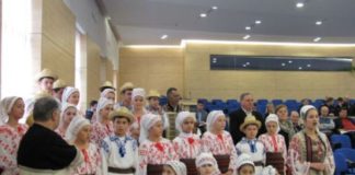 Cadouri pentru persoanele din centrele DGASPC şi colindători de la Consiliul Judeţean