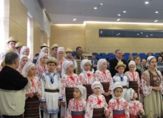 Cadouri pentru persoanele din centrele DGASPC şi colindători de la Consiliul Judeţean