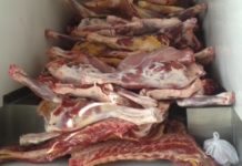 Prins de politiști transportând ilegal o tonă de carne