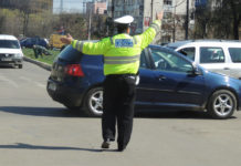 Rusănești: Bărbat, reținut, după ce a lovit o mașină de poliție. Era băut și nu avea permis