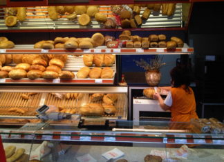 Comercianţi de produse de morarit şi panificaţie din Olt, amendaţi de Protecţia Consumatorilor