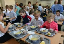 Masă caldă pentru elevii din 50 de unități școlare și în anul școlar în curs