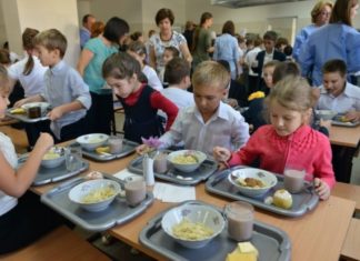Masă caldă pentru elevii din 50 de unități școlare și în anul școlar în curs