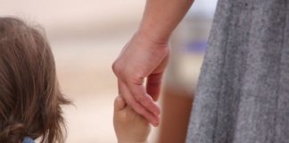 Aproape 20 de familii din Olt au adoptat copii mai mari de doi ani și beneficiază de concediu de acomodare de un an